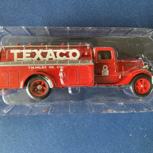 Authentic Texaco 1939 Studebaker Tanker Bank - Picture 3 of 8